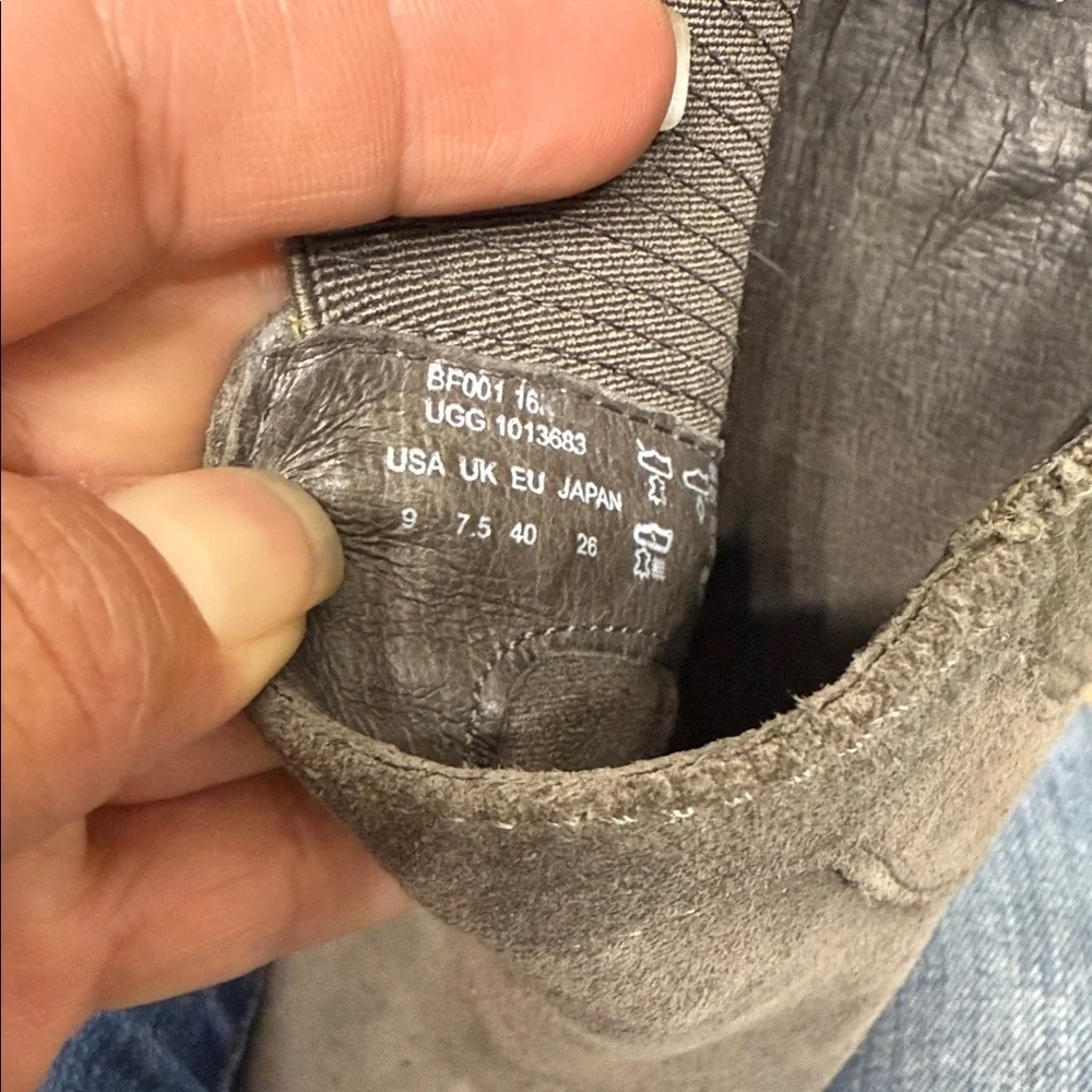 UGG Cobie ll Size 9 Chelsea Charcoal Suede Ankle Booties